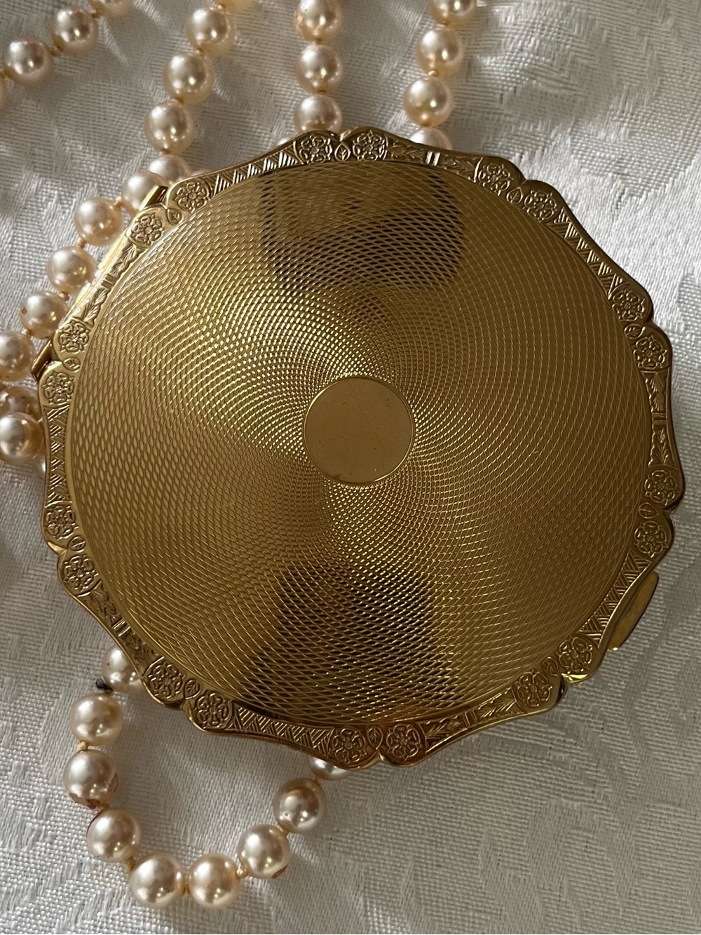Vintage Stratton Queen Convertible Powder Compact, 3.5” Gold Tone Scalloped